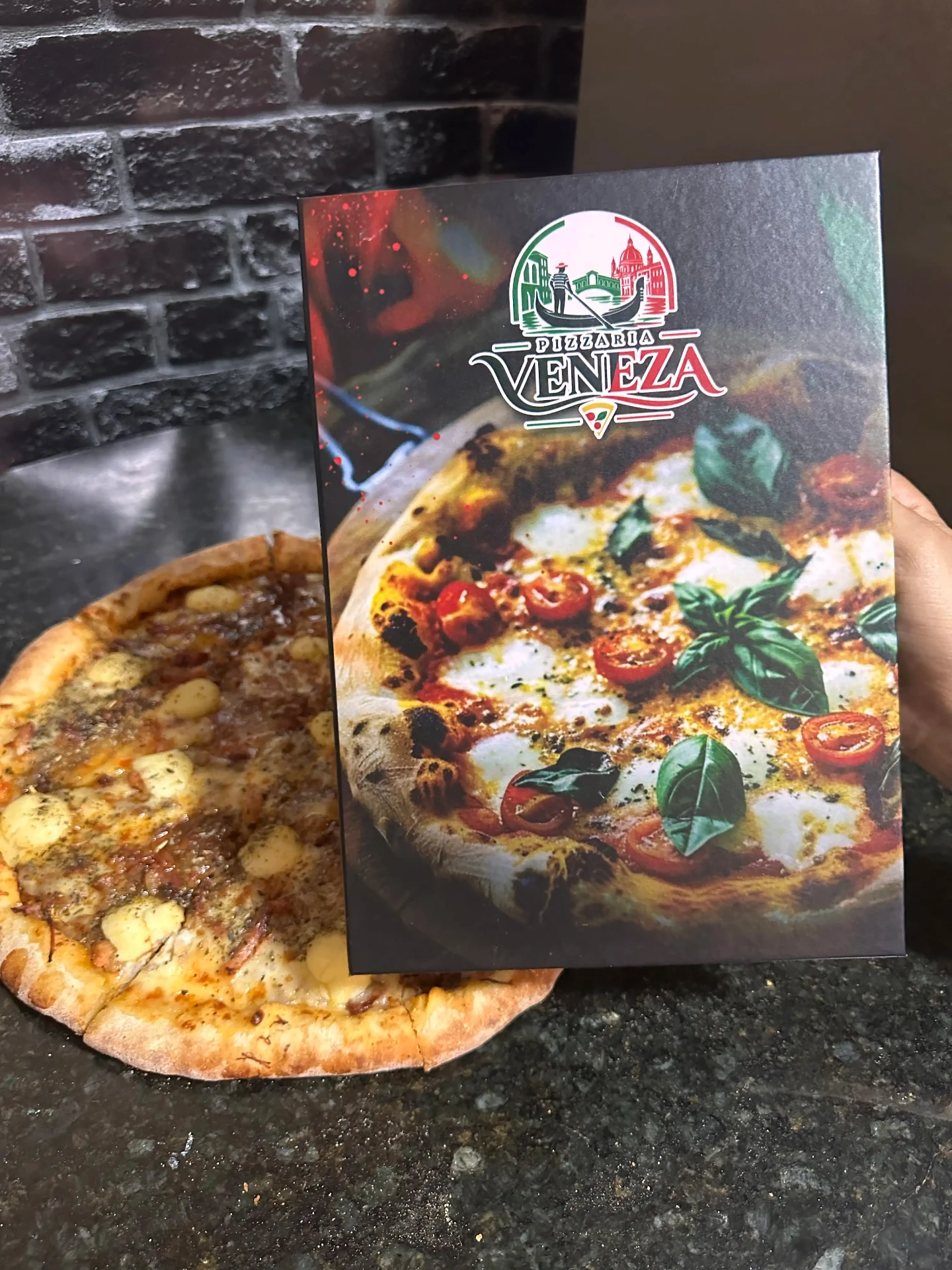 Cardápio Pizzaria Veneza ao lado de uma pizza