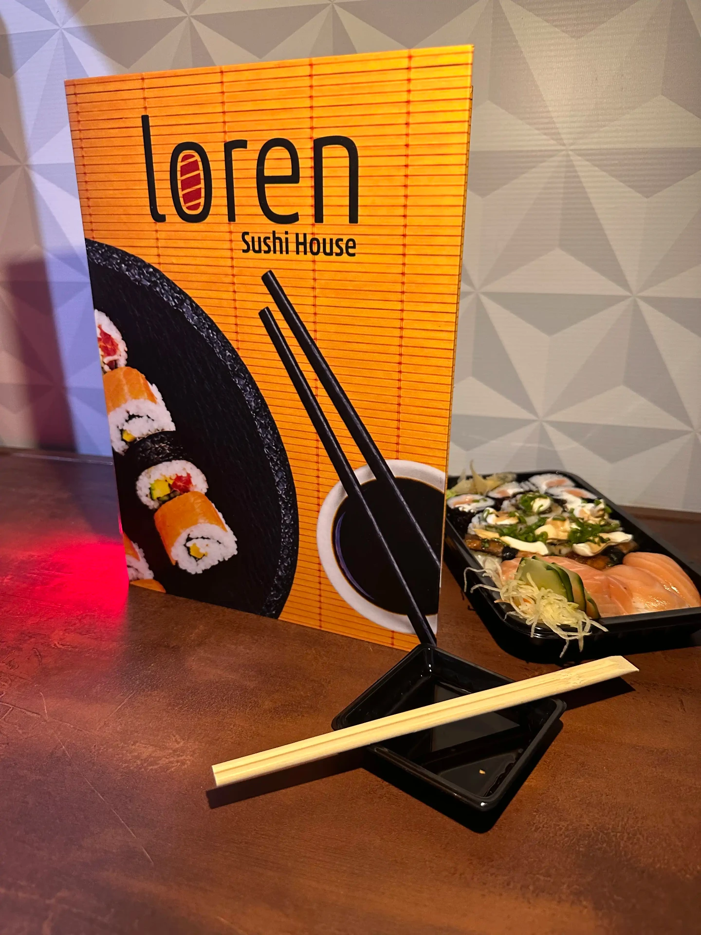 Cardápio Loren Sushi House com pratos de sushi