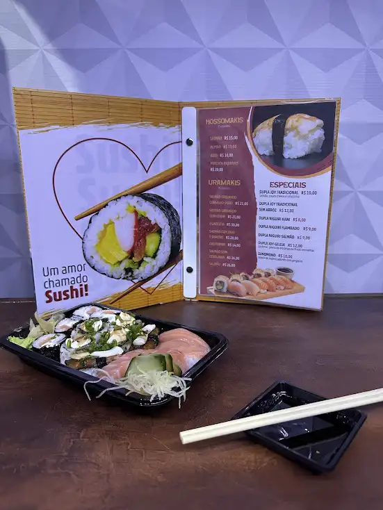 Cardápio aberto de sushi com pratos ao lado