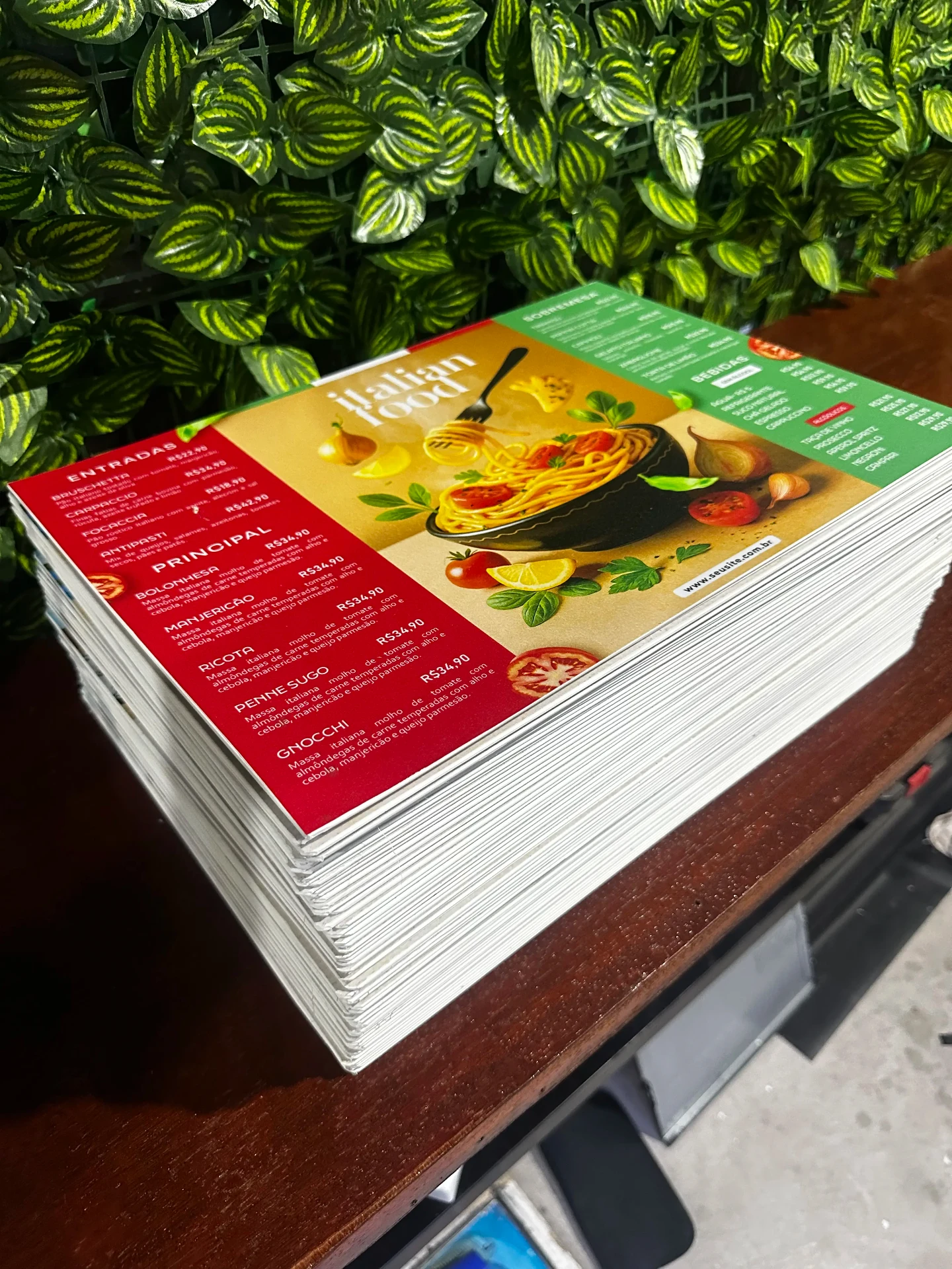 Monte de cardápios em PVC impressos prontos para entrega