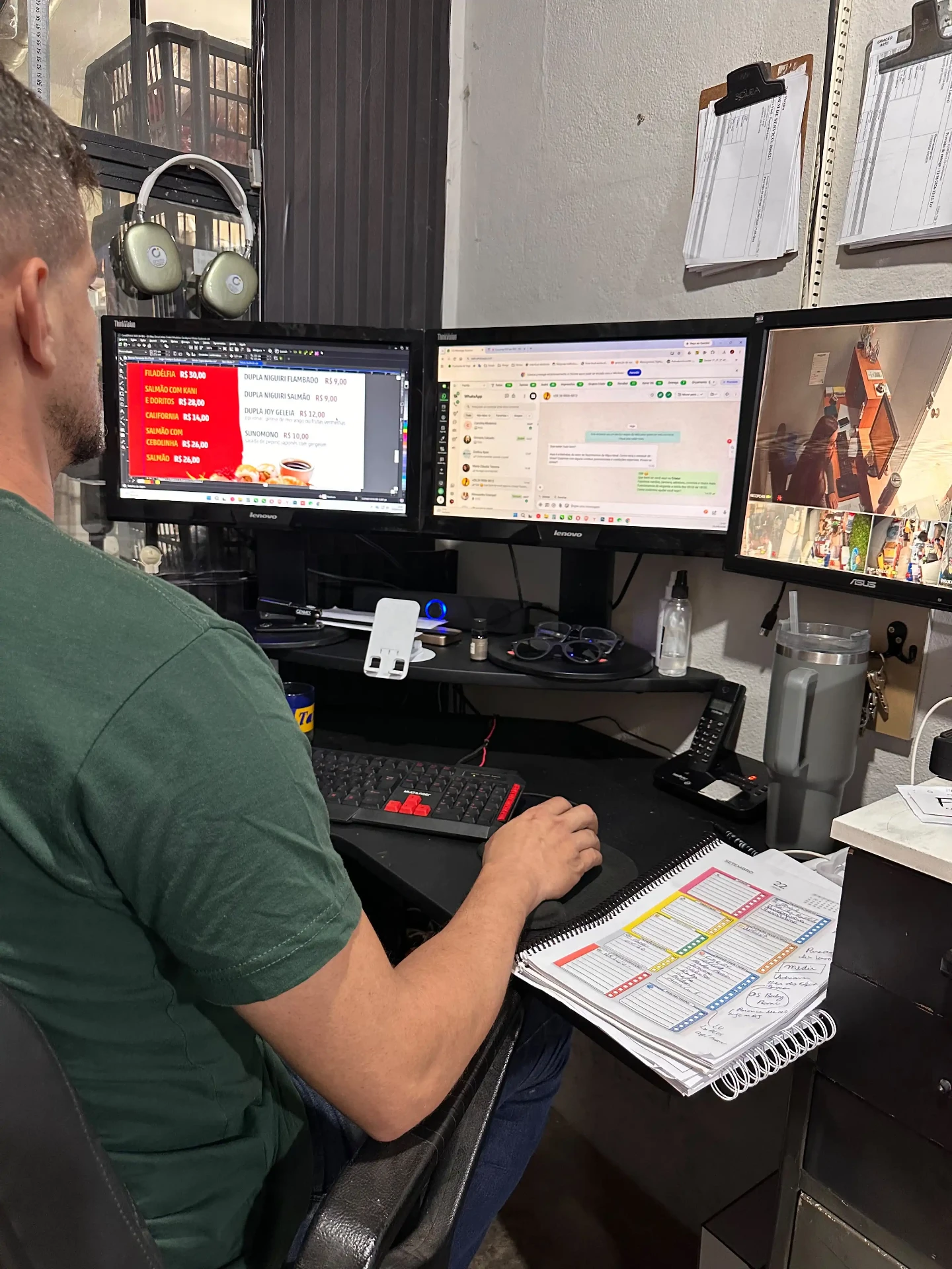 Designer criando o projeto visual de um cardápio no computador