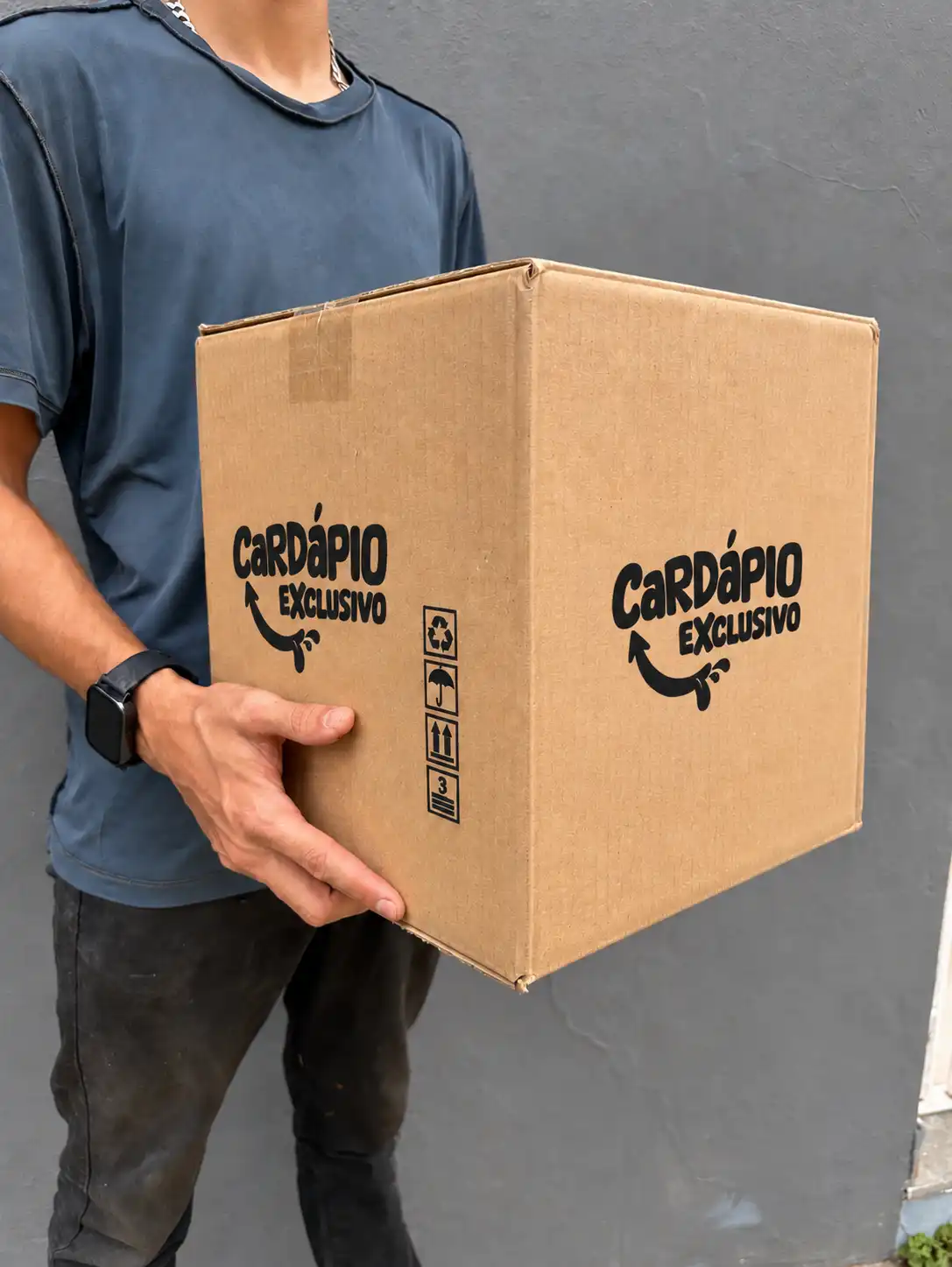 Cliente segurando caixa de papelão personalizada da Cardápio Exclusivo