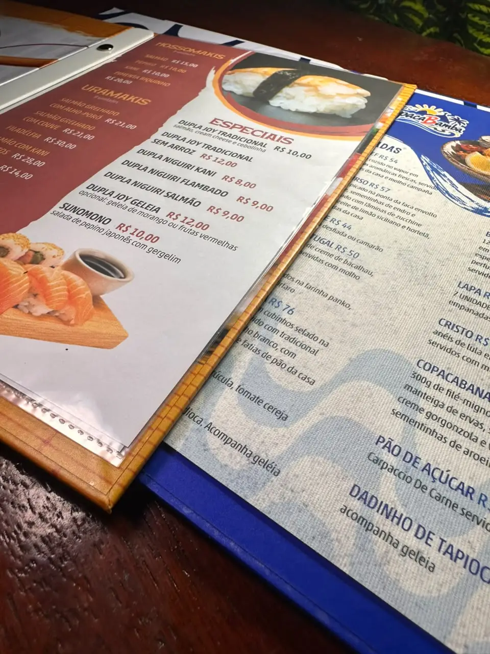Cardápio com páginas em tecido HydroTech mostrando menu de sushi e Copacabamba