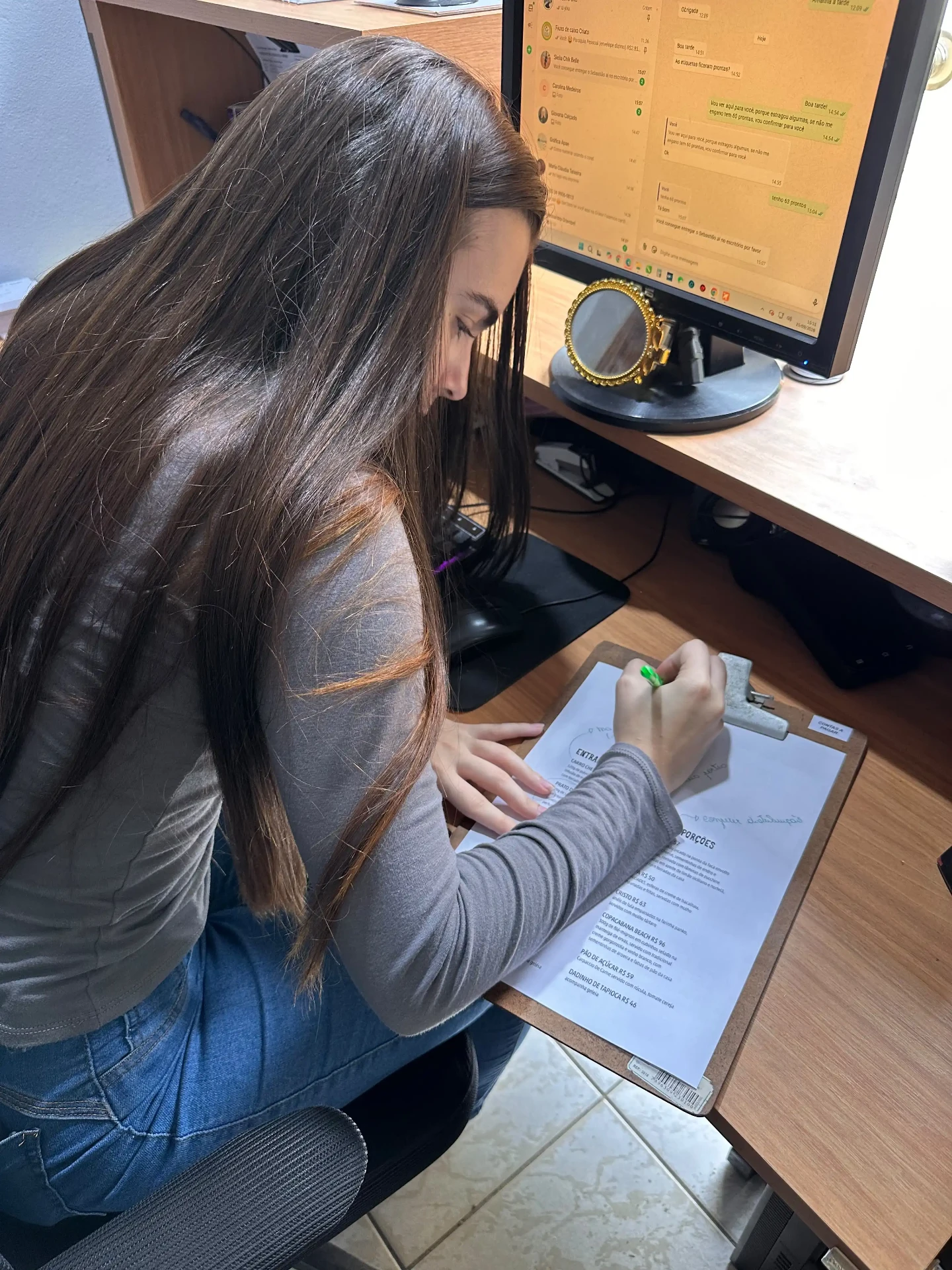 Equipe organizando o conteúdo de um cardápio personalizado