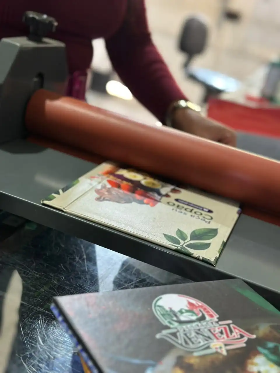 Cardápio passando pela máquina de acabamento na produção